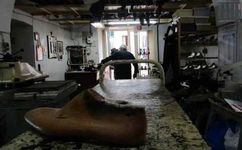 Noci, il laboratorio di Rocco: l'ultimo del barese in cui le scarpe si fanno ancora a mano